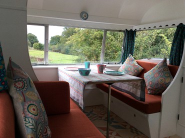 1964 Vintage Caravan Ideal for a Unique Glamping Experience in Saint-Lô, France - Photo 2