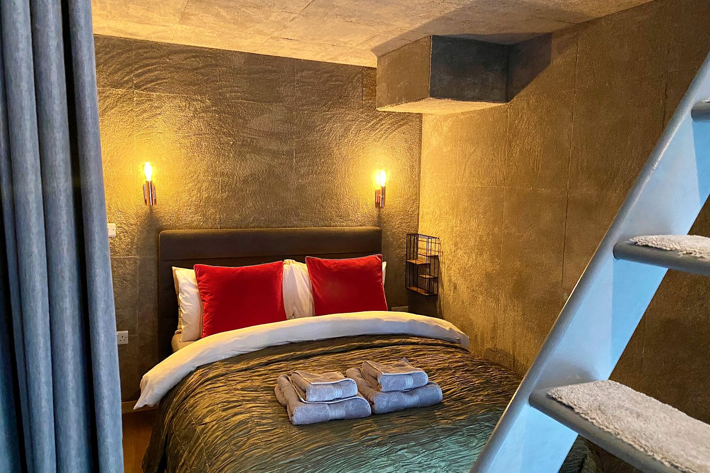 Unique Devonshire Dome with Hot Tub Perfect for Glamping in England