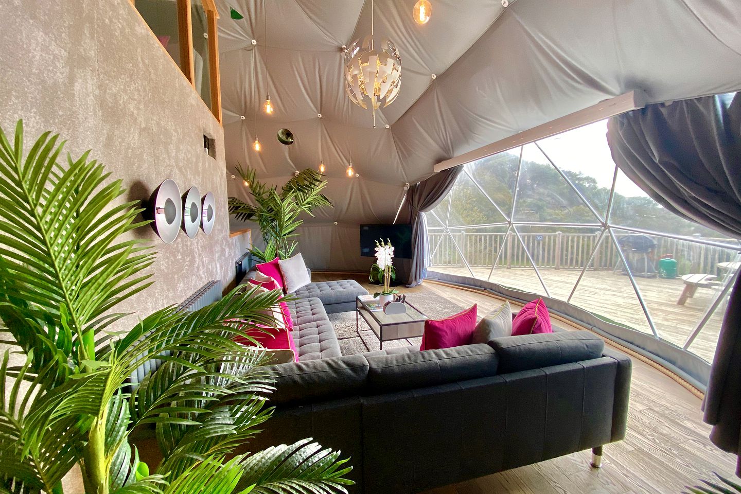 Unique Devonshire Dome with Hot Tub Perfect for Glamping in England