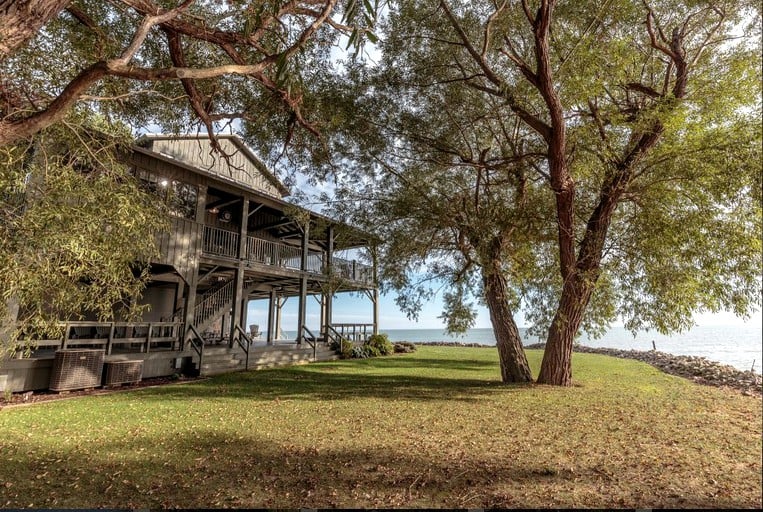 Cabins (Harrow, Ontario, Canada)