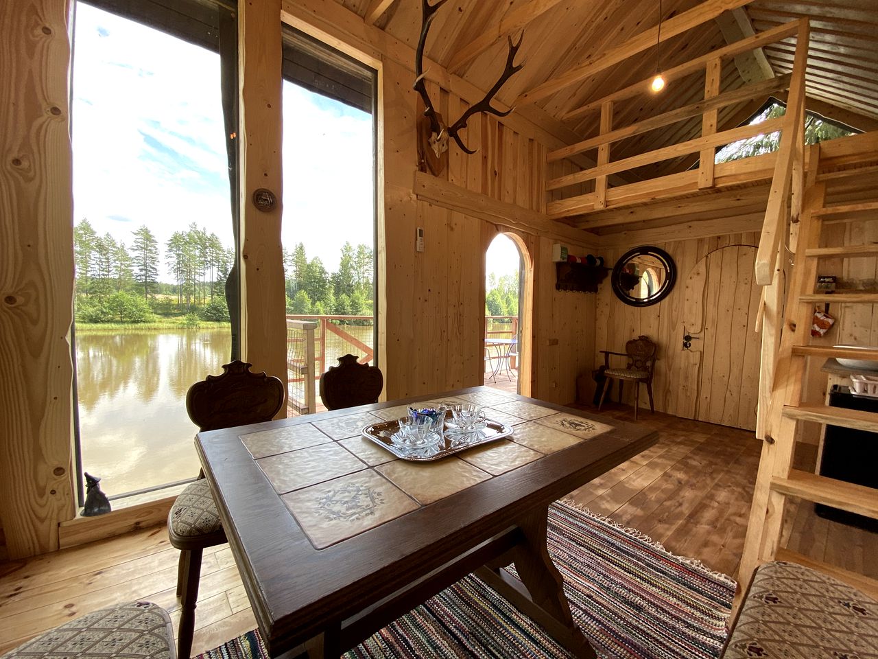 Amazing Treehouse Cabin with a Jacuzzi and Sauna for Glamping in Latvia