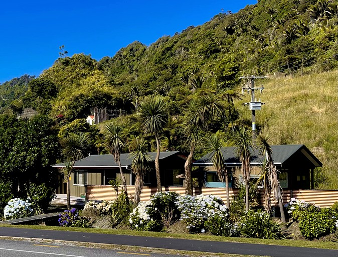 Cabins (New Zealand, Punakaiki, South Island)