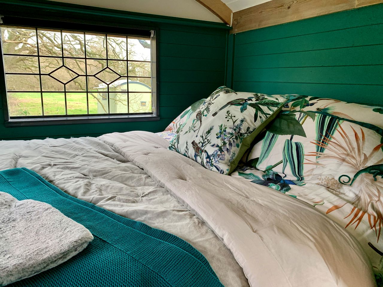 Beautiful Shepherd's Hut for Glamping in England