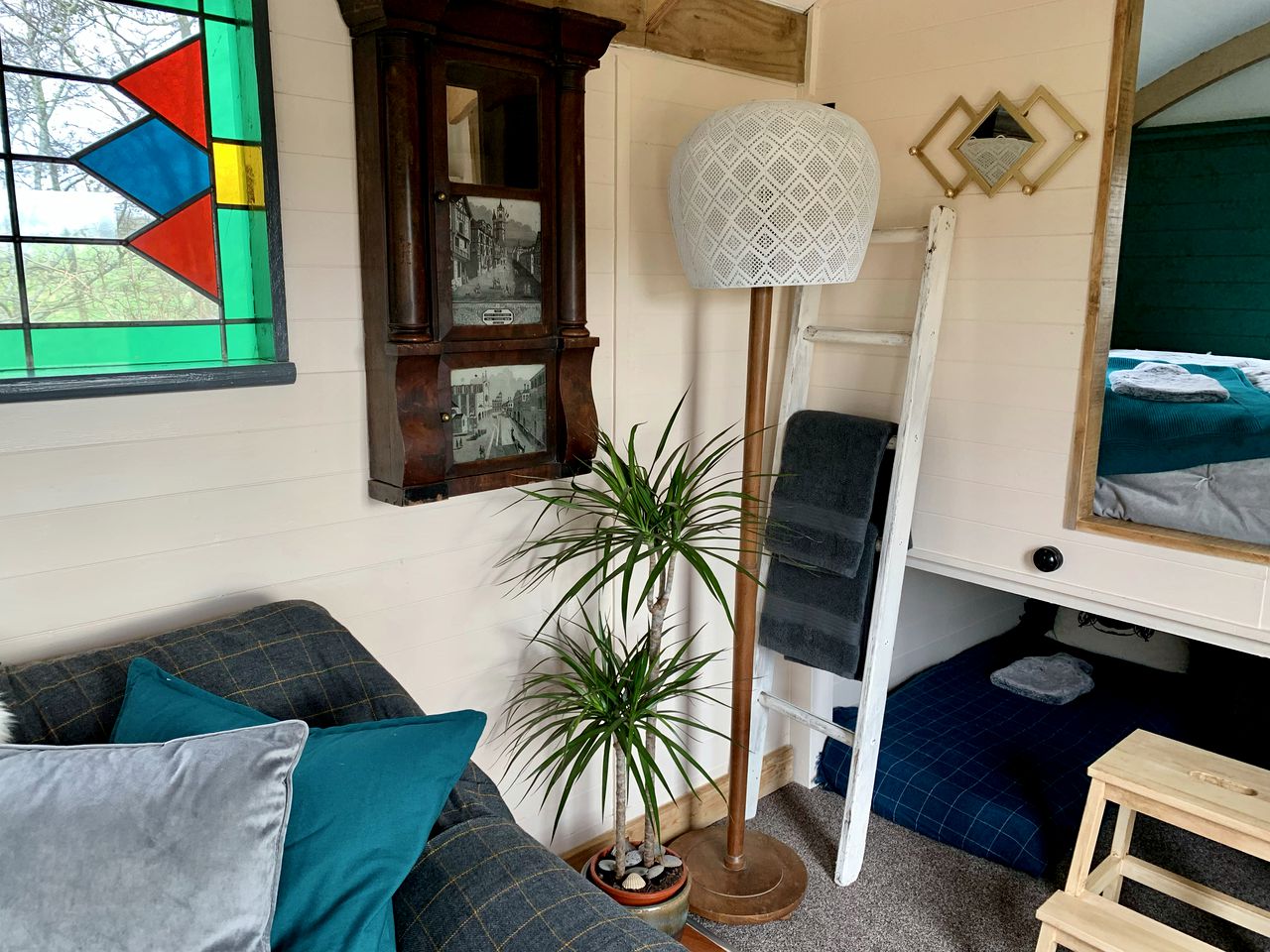 Beautiful Shepherd's Hut for Glamping in England