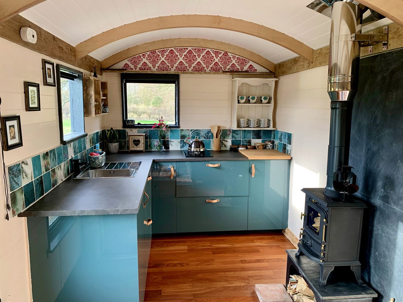 Beautiful Shepherd's Hut for Glamping in England