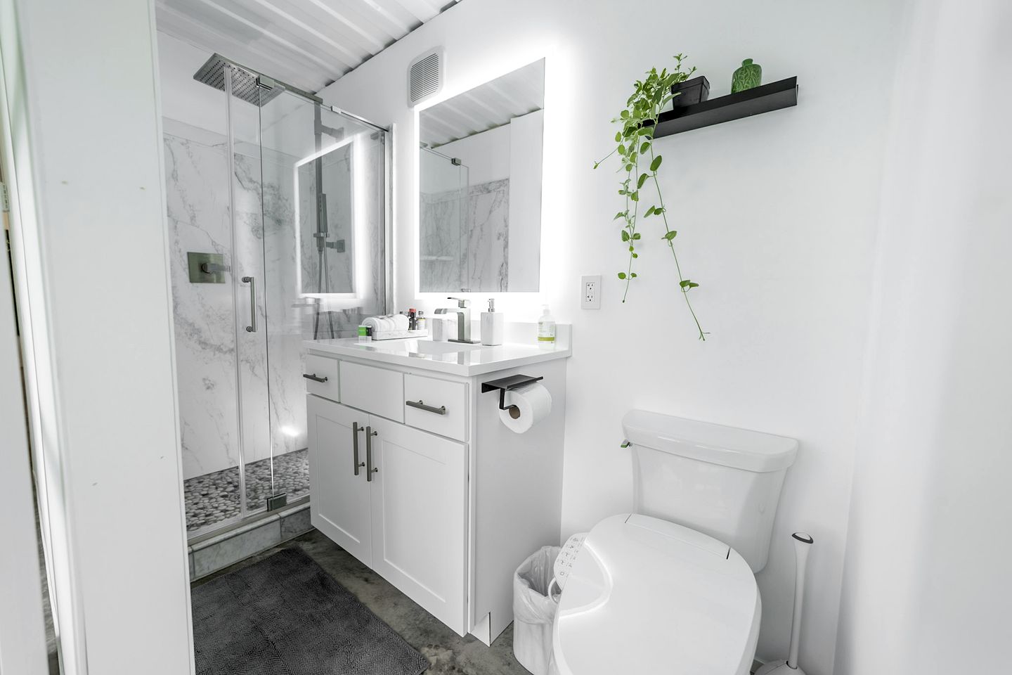 Luxury Cabin with a Hot Tub in Barneveld Ideal for Romantic Adirondack Getaways