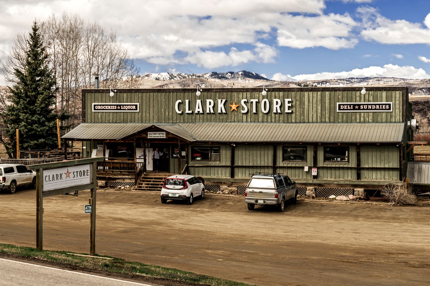 Room in a Pet-Friendly Cabin Rental Perfect for Glamping in Colorado