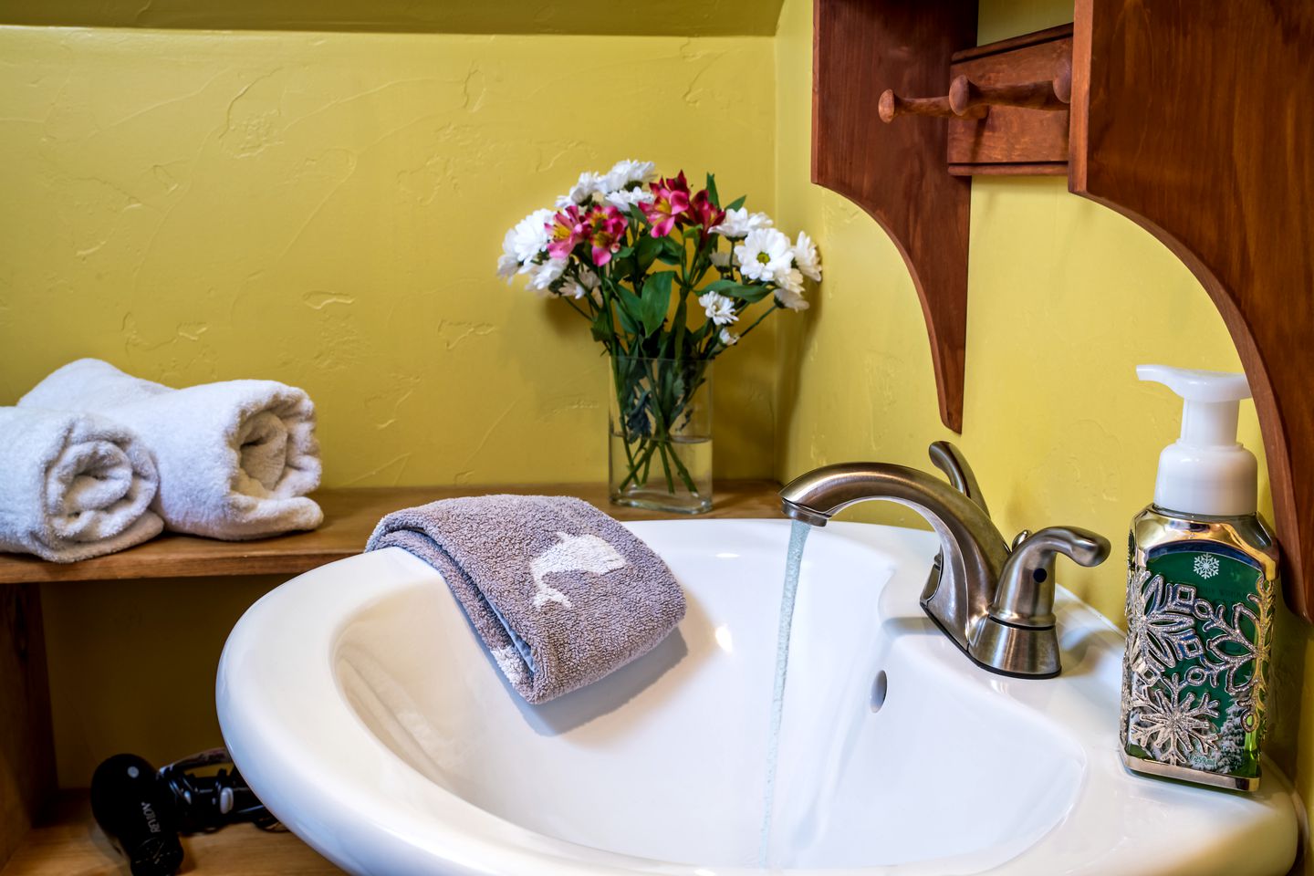 Room in a Pet-Friendly Cabin Rental Perfect for Glamping in Colorado