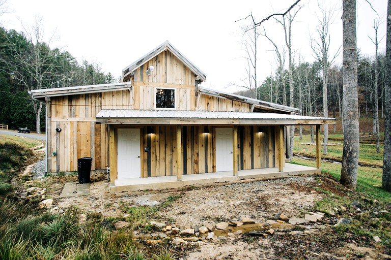 Mountain Glamping Hut Nestled in a Private, Open-Meadow Valley Near to Blue Ridge Parkway and Ideal for Nature Enthusiasts