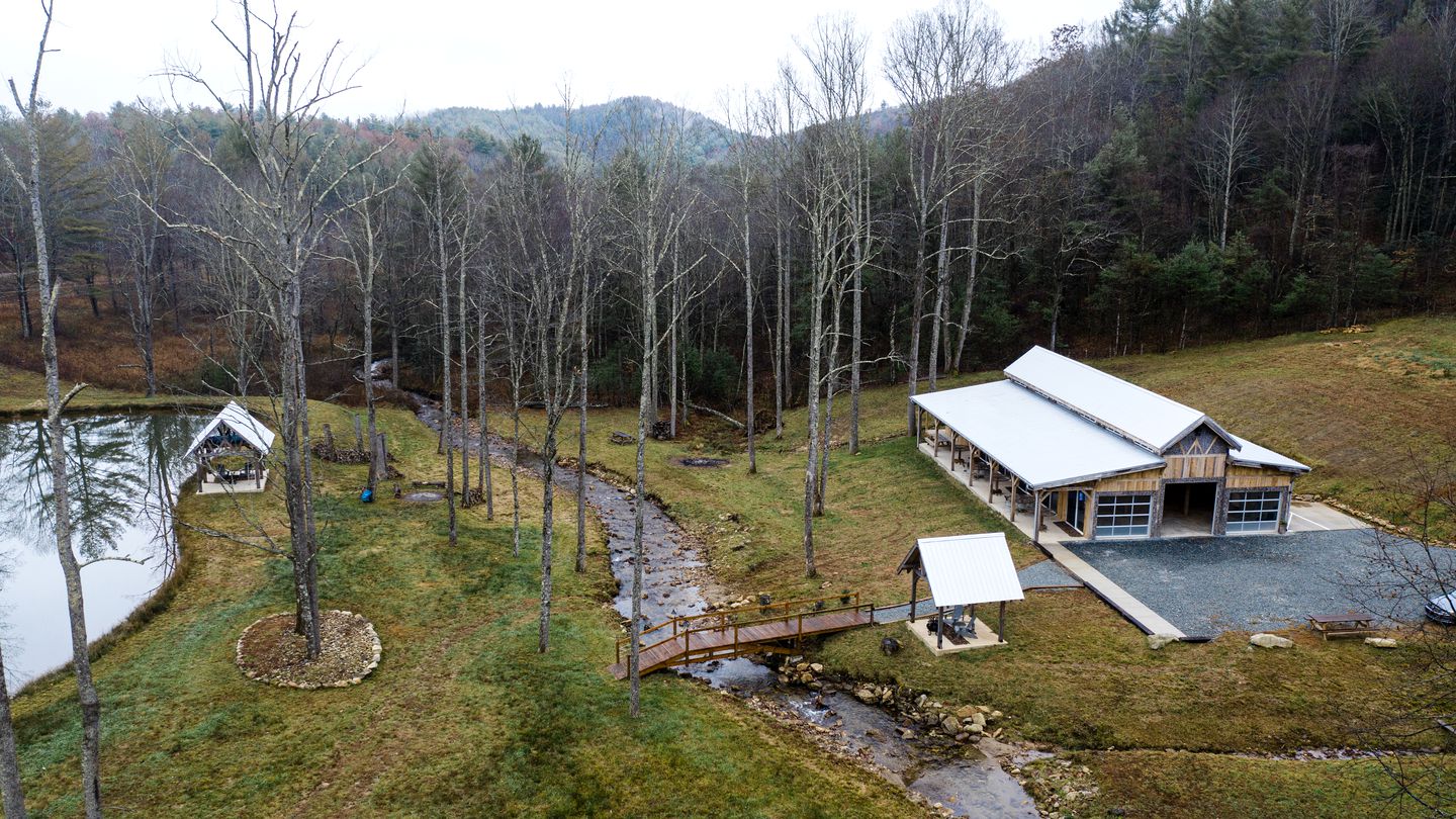 Mountain Glamping Hut Nestled in a Private, Open-Meadow Valley Near to Blue Ridge Parkway and Ideal for Nature Enthusiasts
