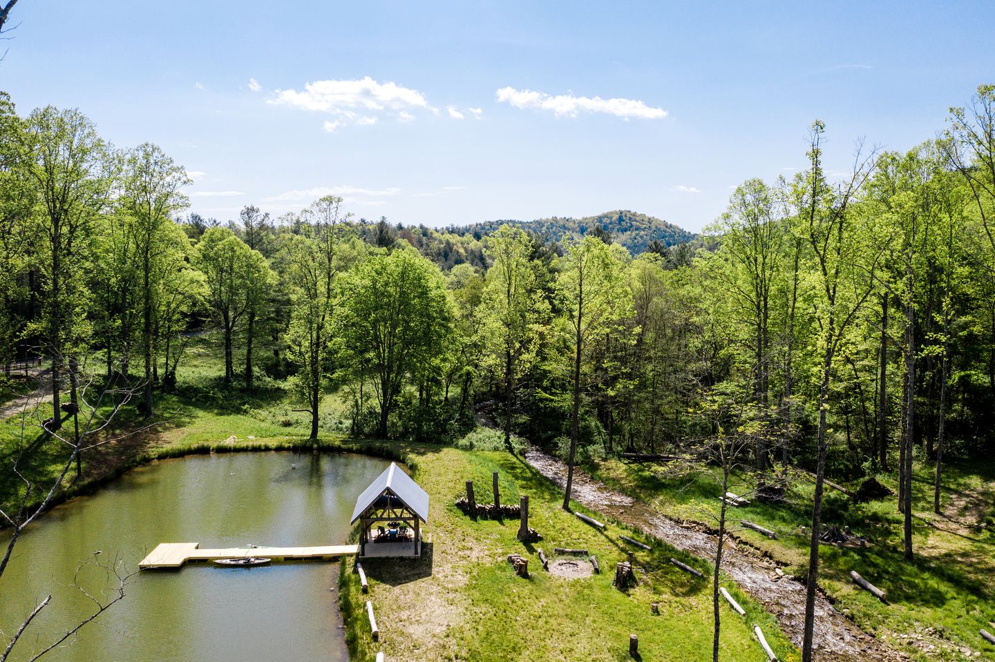 Mountain Glamping Hut Nestled in a Private, Open-Meadow Valley Near to Blue Ridge Parkway and Ideal for Nature Enthusiasts