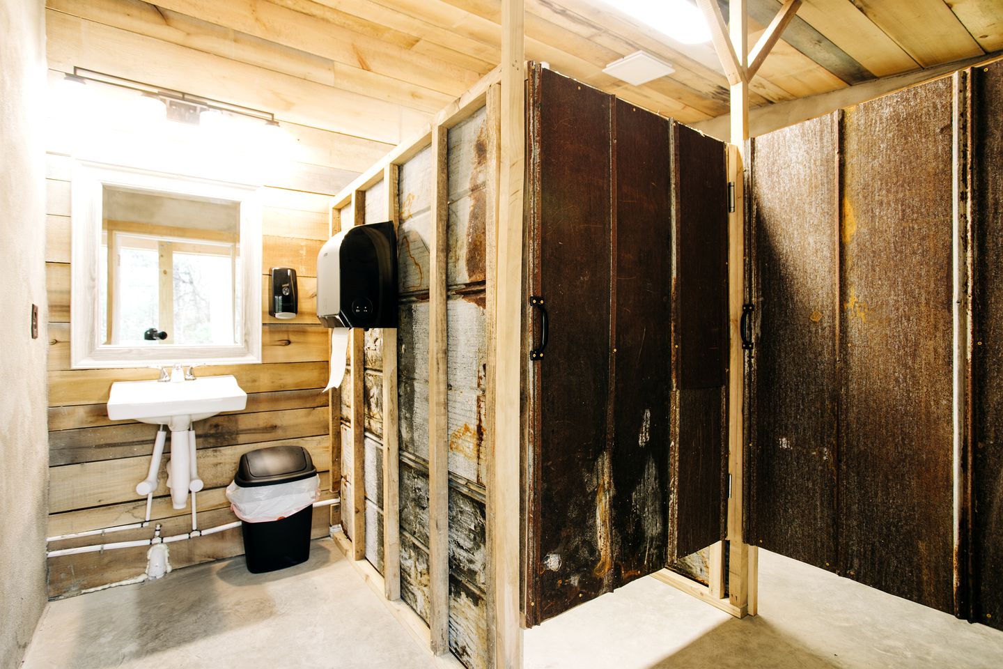 Mountain Glamping Hut Nestled in a Private, Open-Meadow Valley Near to Blue Ridge Parkway and Ideal for Nature Enthusiasts
