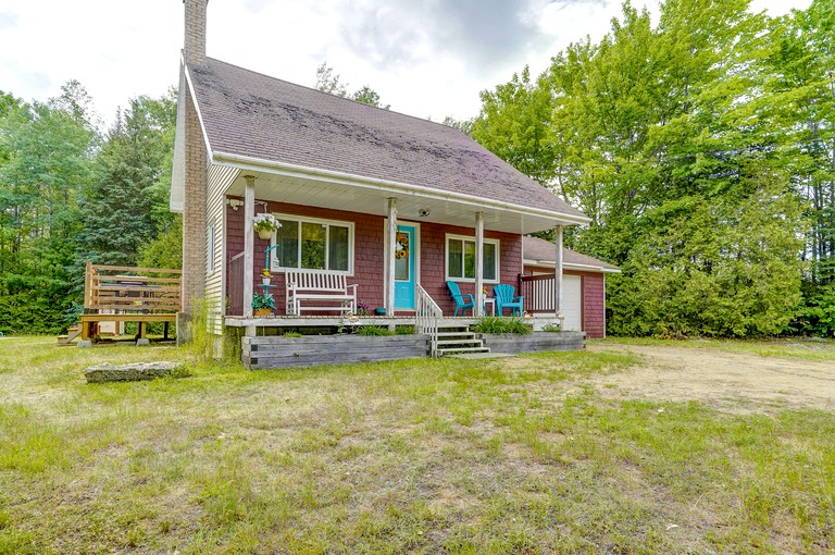 Cottages (Montebello, Quebec, Canada)