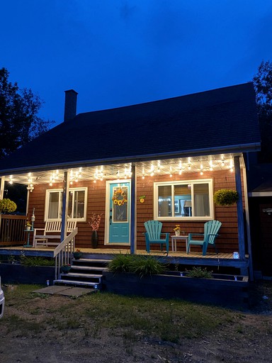 Cottages (Montebello, Quebec, Canada)