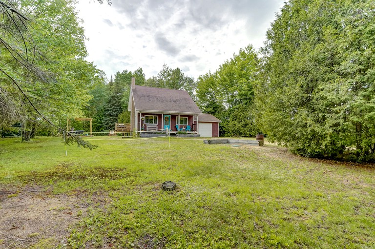 Cottages (Montebello, Quebec, Canada)