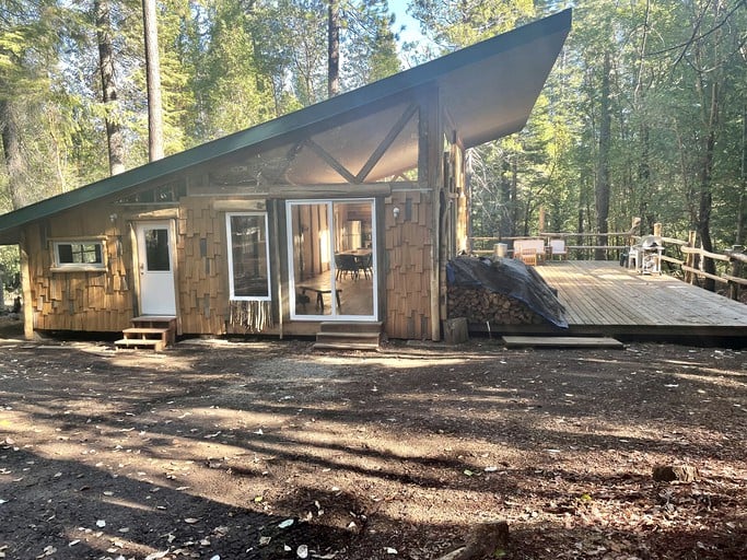 Cabins (Nevada City, California, United States of America)