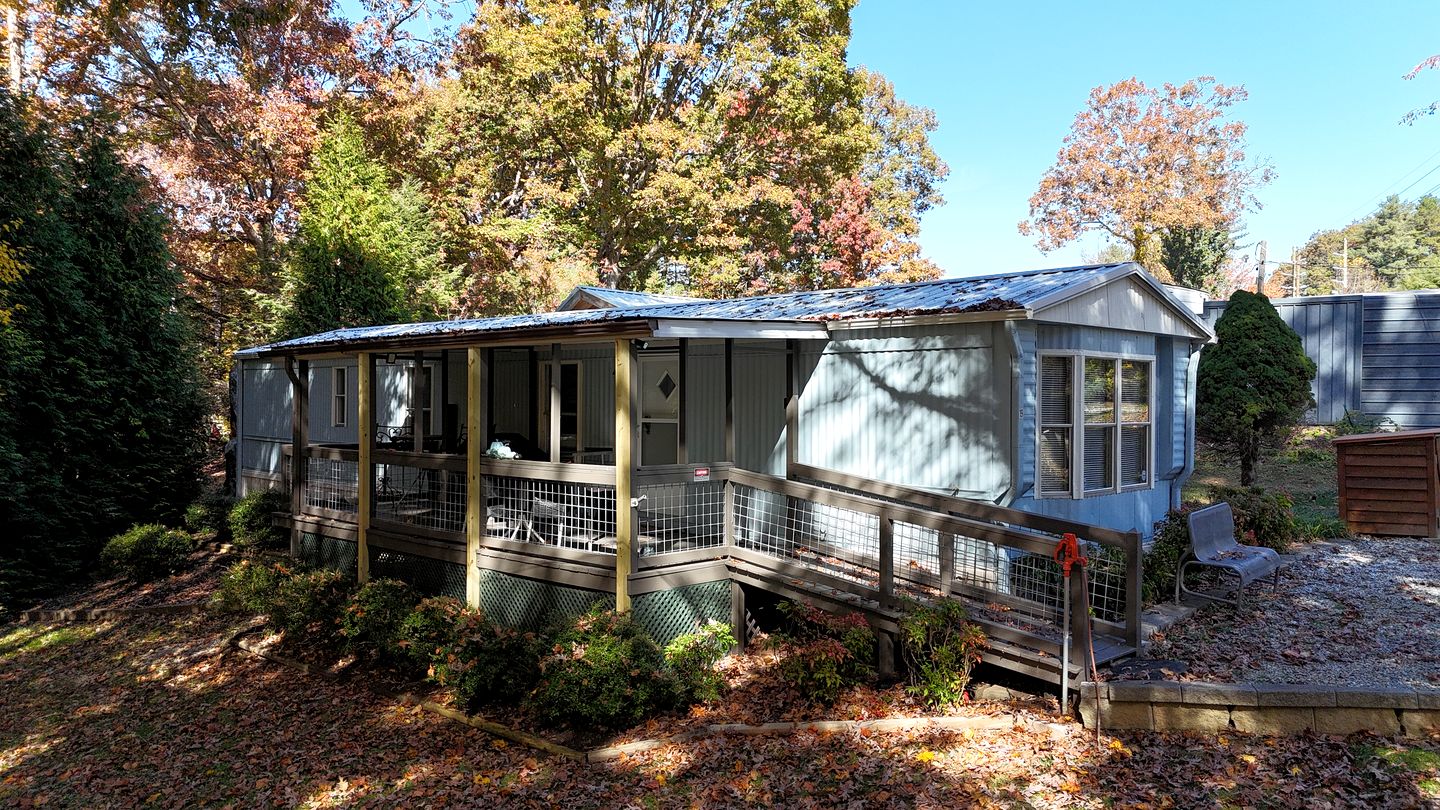 Topsy's Trailer, Private, Fast WiFi, Small Dog Ok, Hot Tub near  Arden, NC