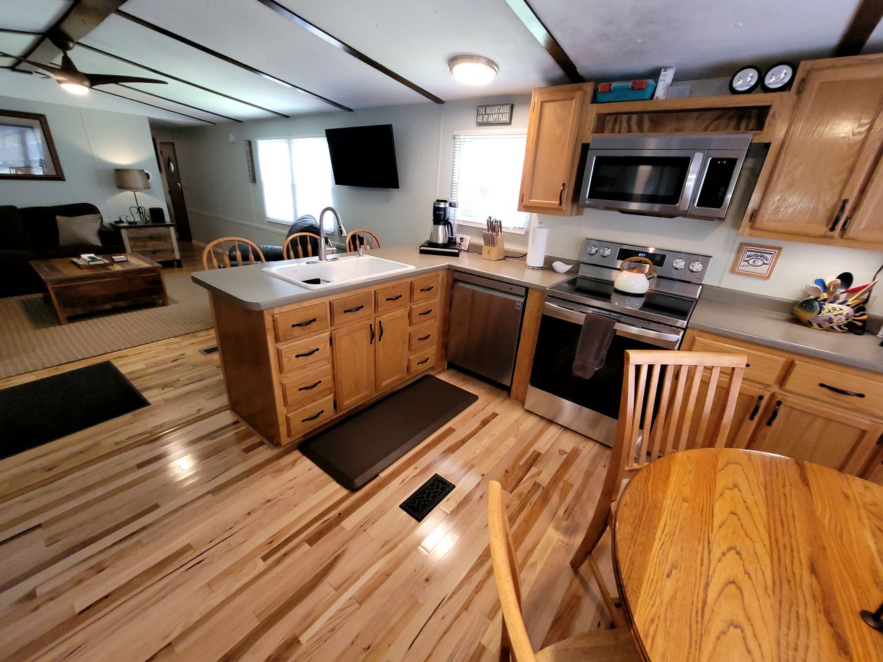 Topsy's Trailer, Private, Fast WiFi, Small Dog Ok, Hot Tub near  Arden, NC