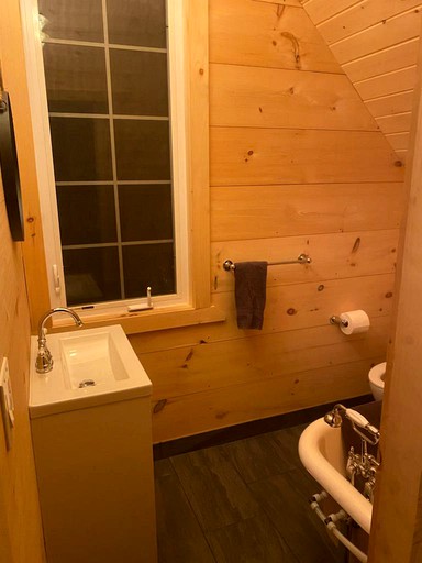 Cabins (Ontario, Canada)