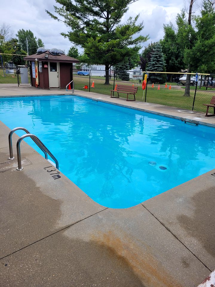 Tiny Glamping Caravan with BBQ Area Ideal for Grand River Camping in Belwood