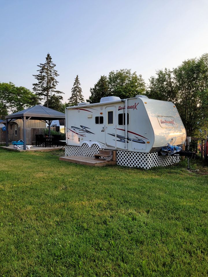 Tiny Glamping Caravan with BBQ Area Ideal for Grand River Camping in Belwood