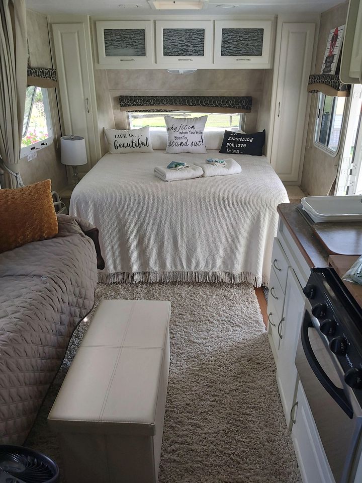 Tiny Glamping Caravan with BBQ Area Ideal for Grand River Camping in Belwood