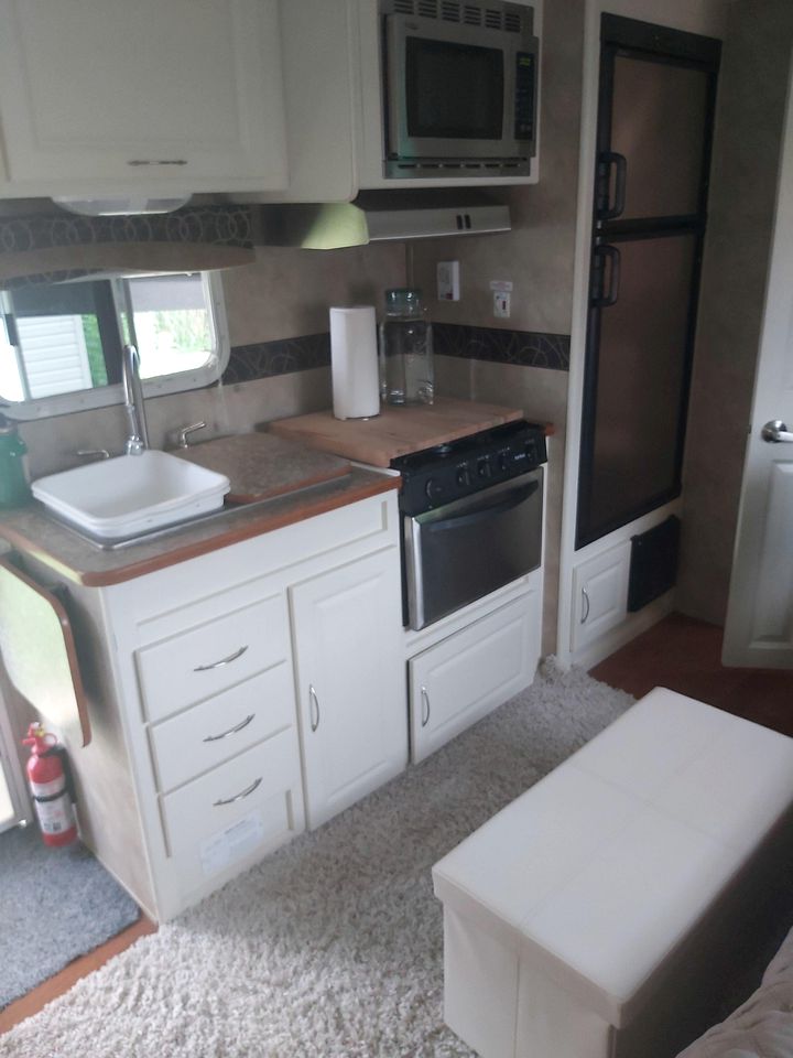 Tiny Glamping Caravan with BBQ Area Ideal for Grand River Camping in Belwood