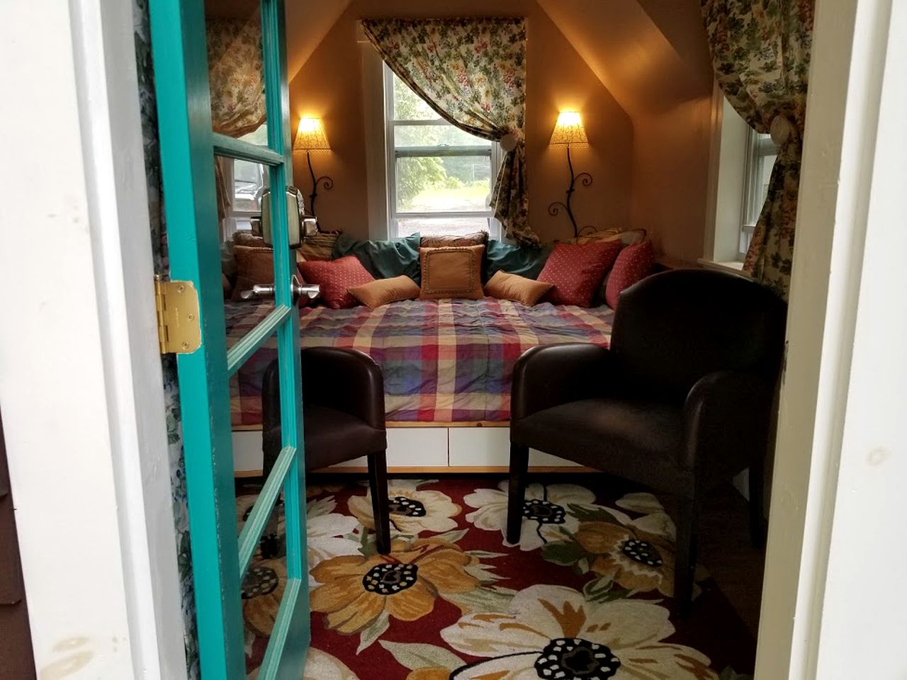 Idyllic Tiny House with a Chiminea Ideal for Weekend Getaways from Boston