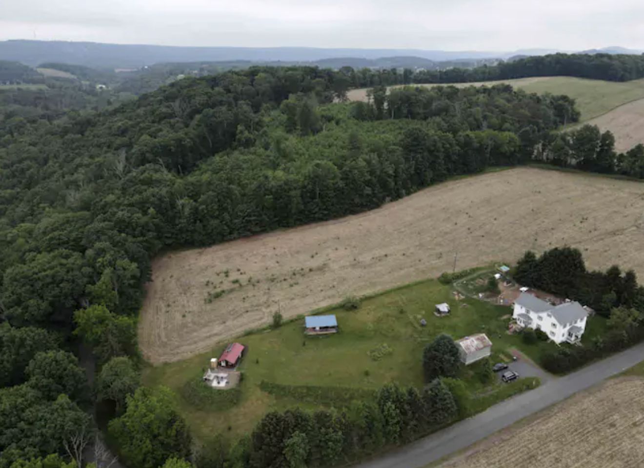 Charming Pet-Friendly Log Cabin Rental for Relaxing Getaways in Ringtown, Pennsylvania