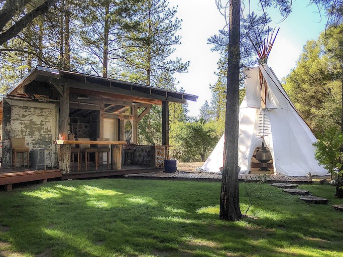 Tipis (United States of America, Oakhurst, California)