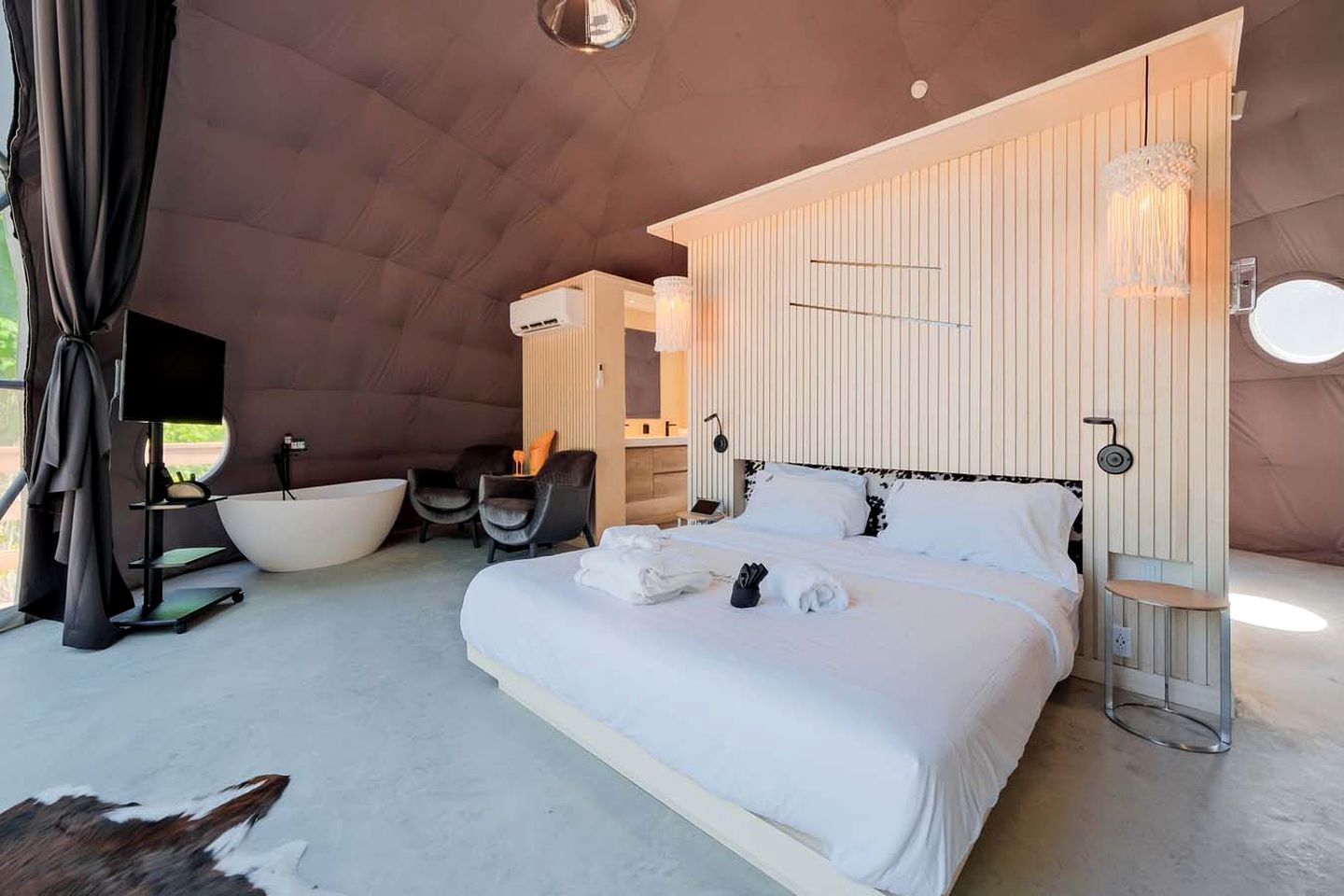 Mont Tremblant Super Dome for Glamping near Quebec