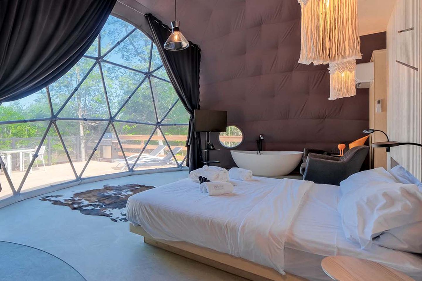 Mont Tremblant Super Dome for Glamping near Quebec