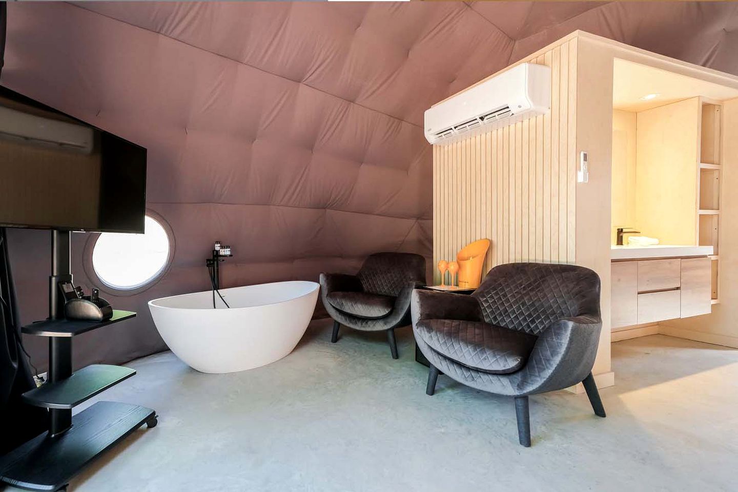 Mont Tremblant Super Dome for Glamping near Quebec