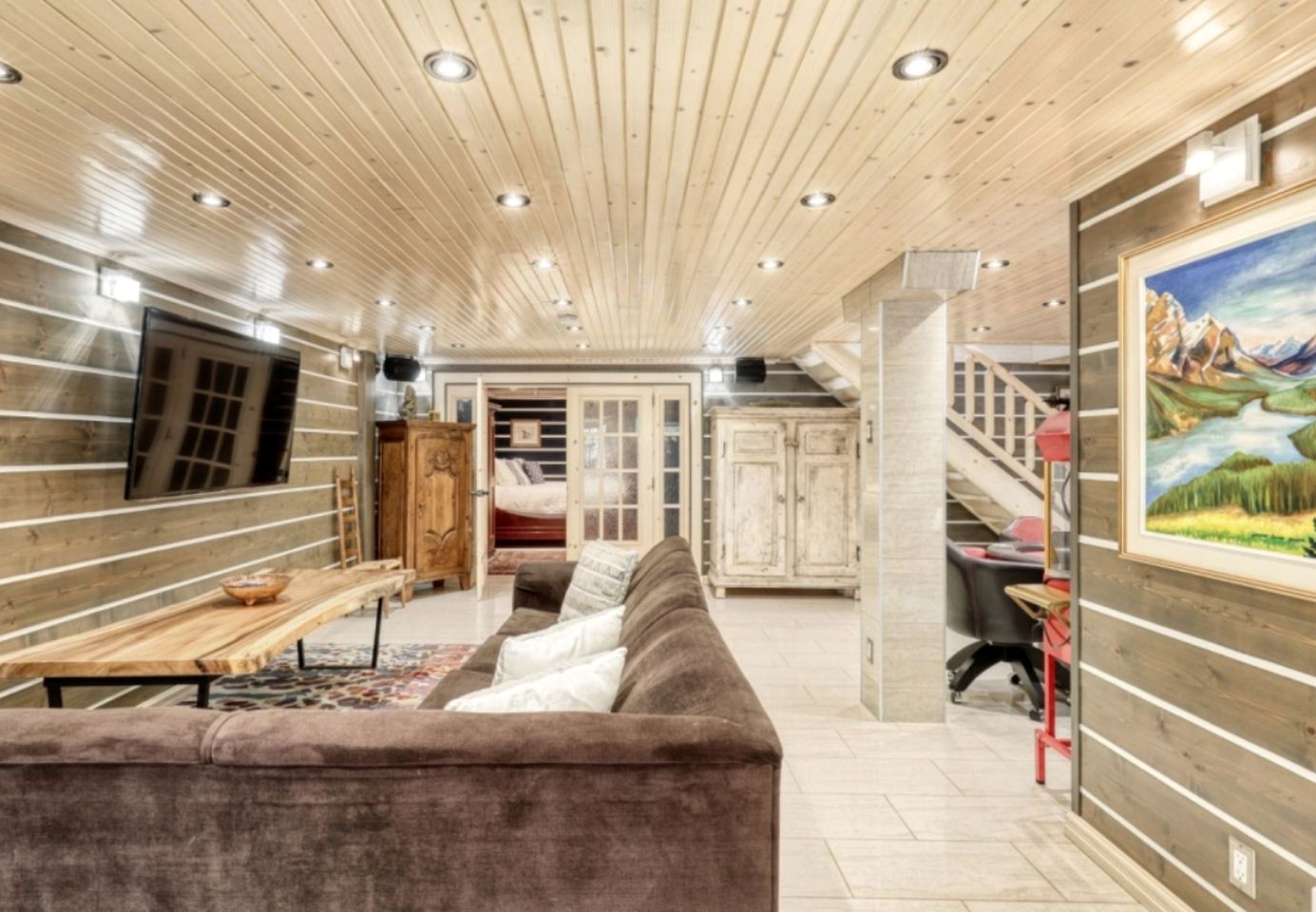 Spectacular Equipped Cottage with Pool, Jacuzzi and Poker Table in Quebec
