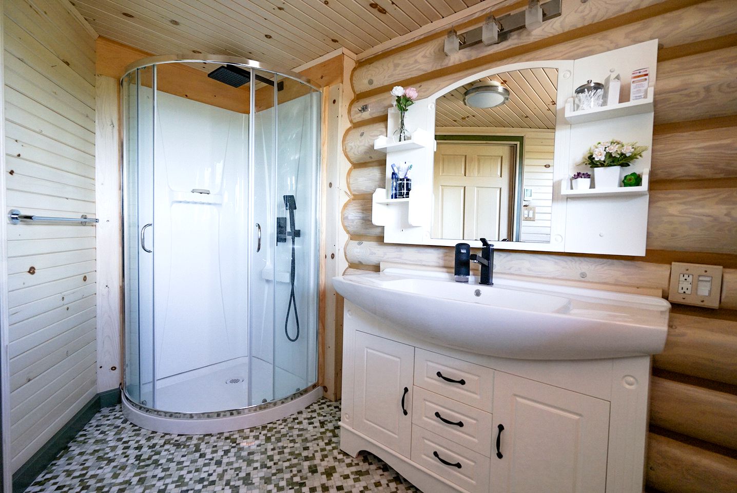 Spectacular Equipped Cottage with Pool, Jacuzzi and Poker Table in Quebec