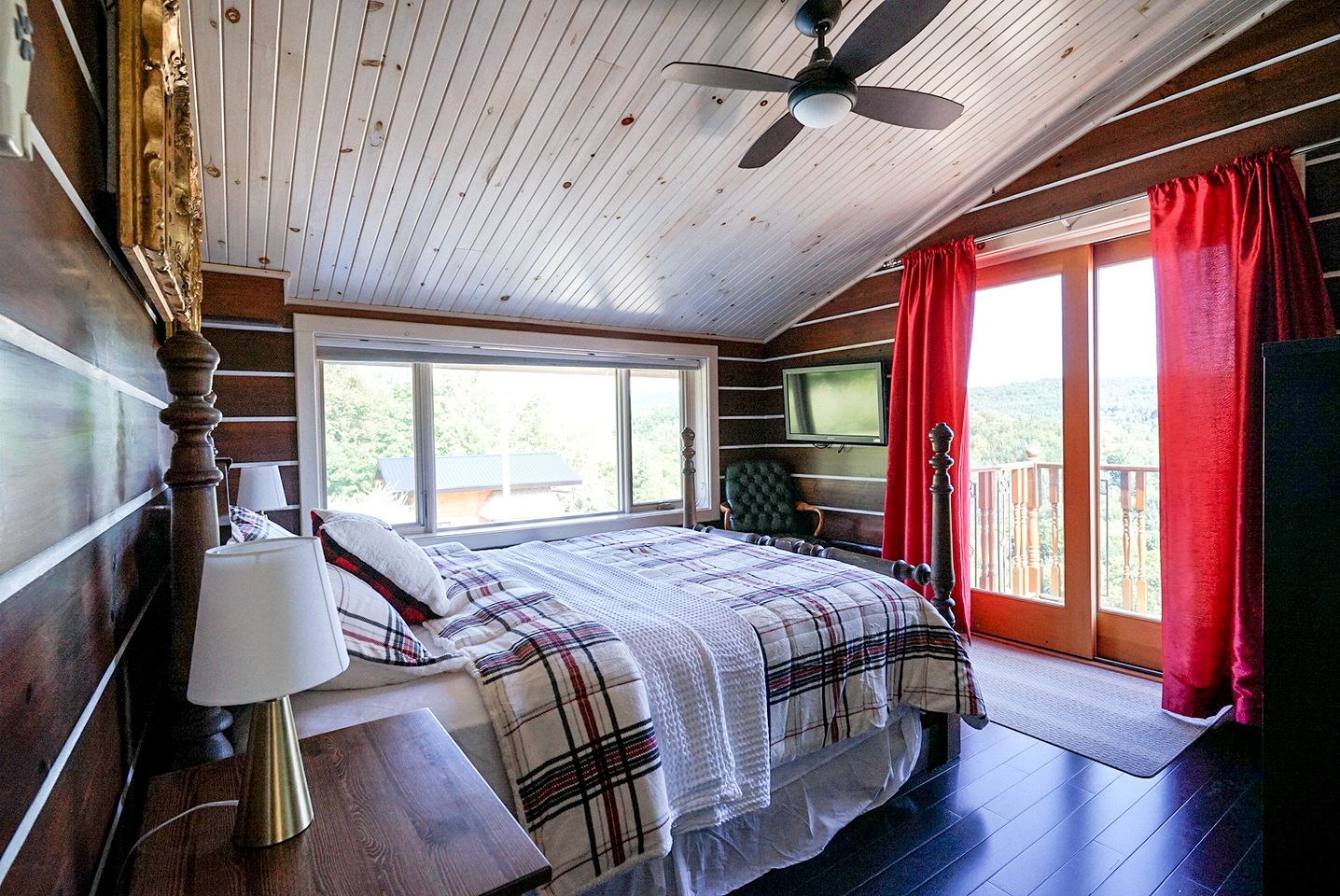 Spectacular Equipped Cottage with Pool, Jacuzzi and Poker Table in Quebec
