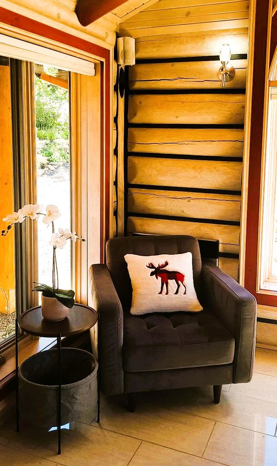 Spectacular Equipped Cottage with Pool, Jacuzzi and Poker Table in Quebec