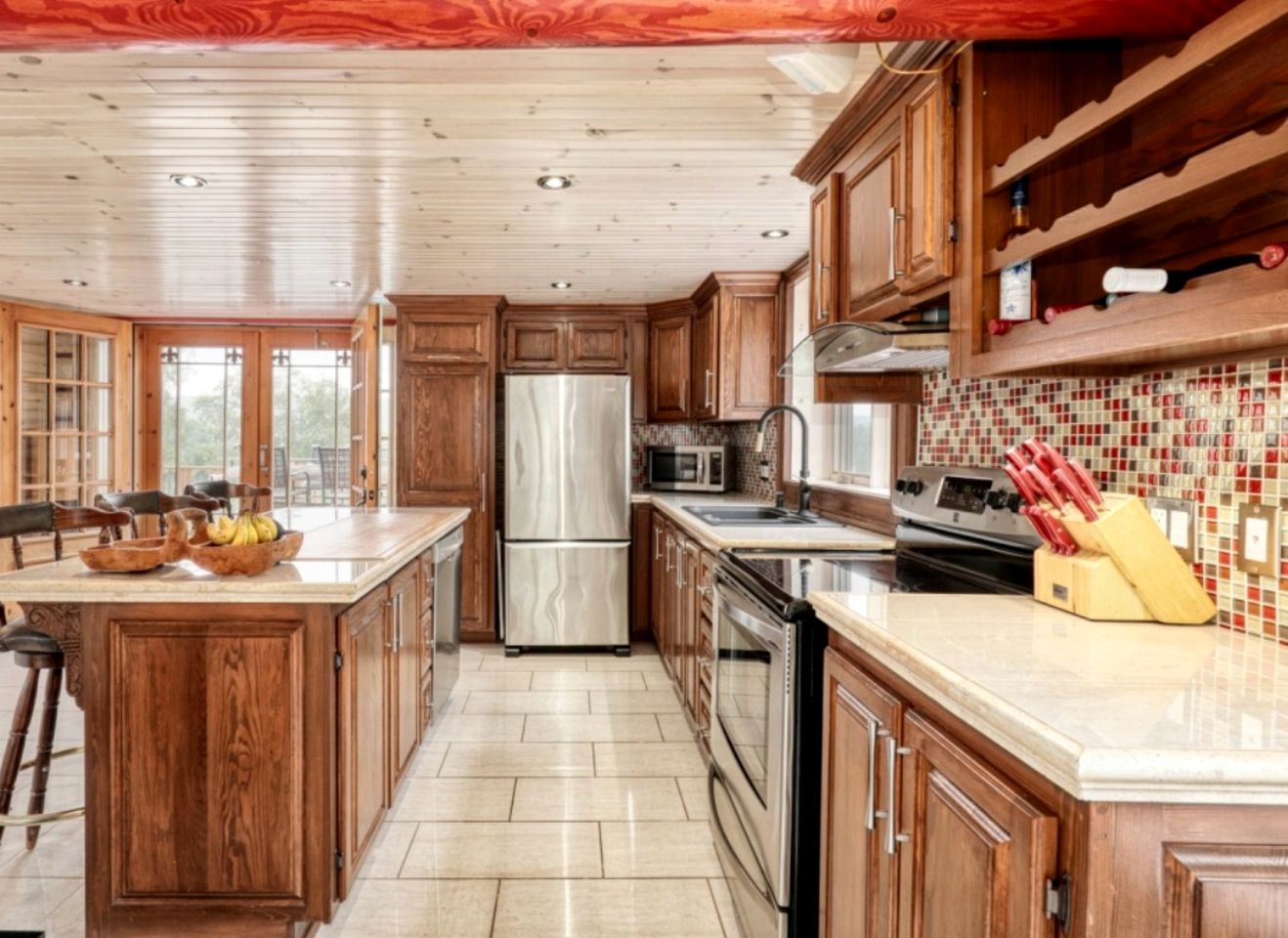 Spectacular Equipped Cottage with Pool, Jacuzzi and Poker Table in Quebec