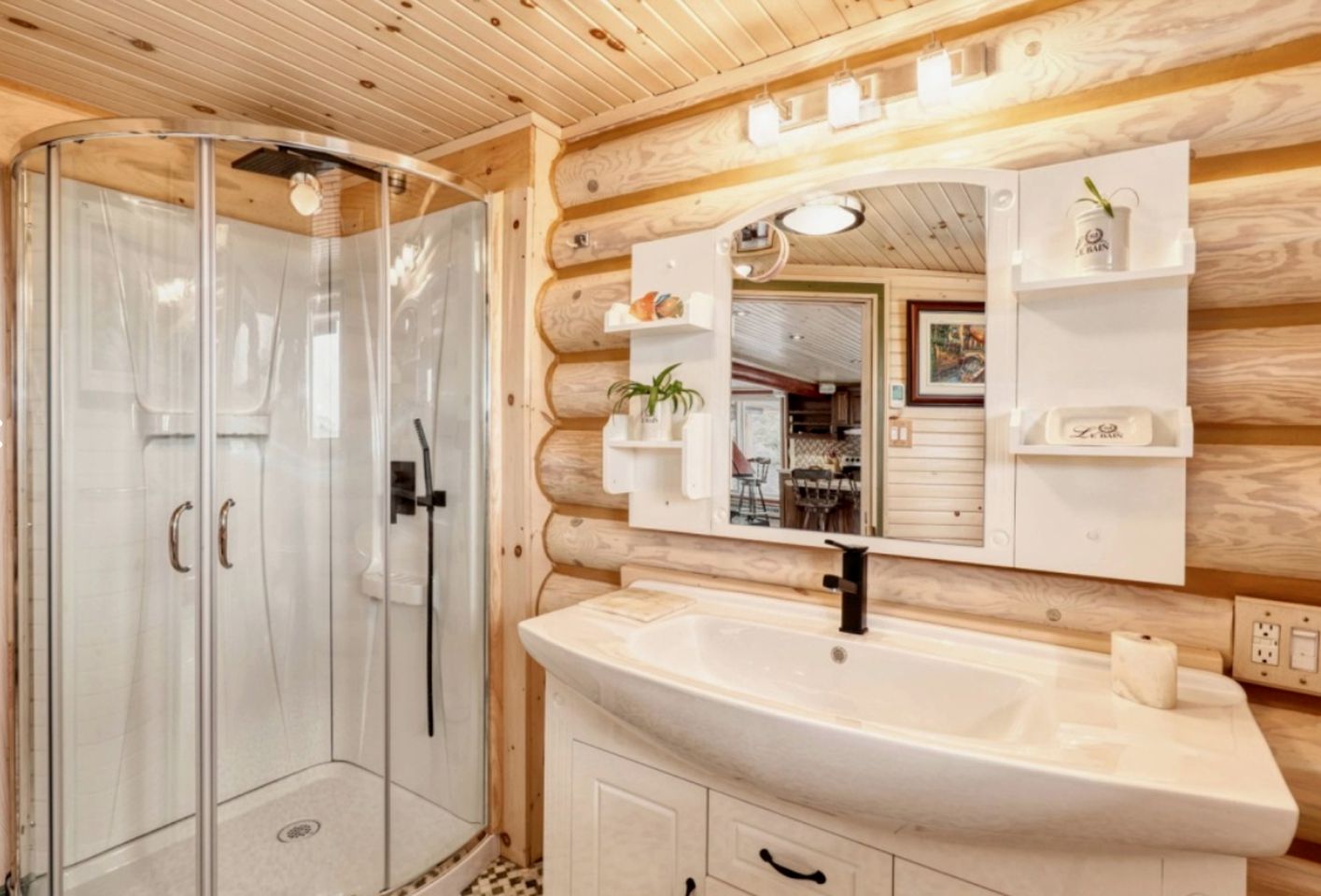 Spectacular Equipped Cottage with Pool, Jacuzzi and Poker Table in Quebec