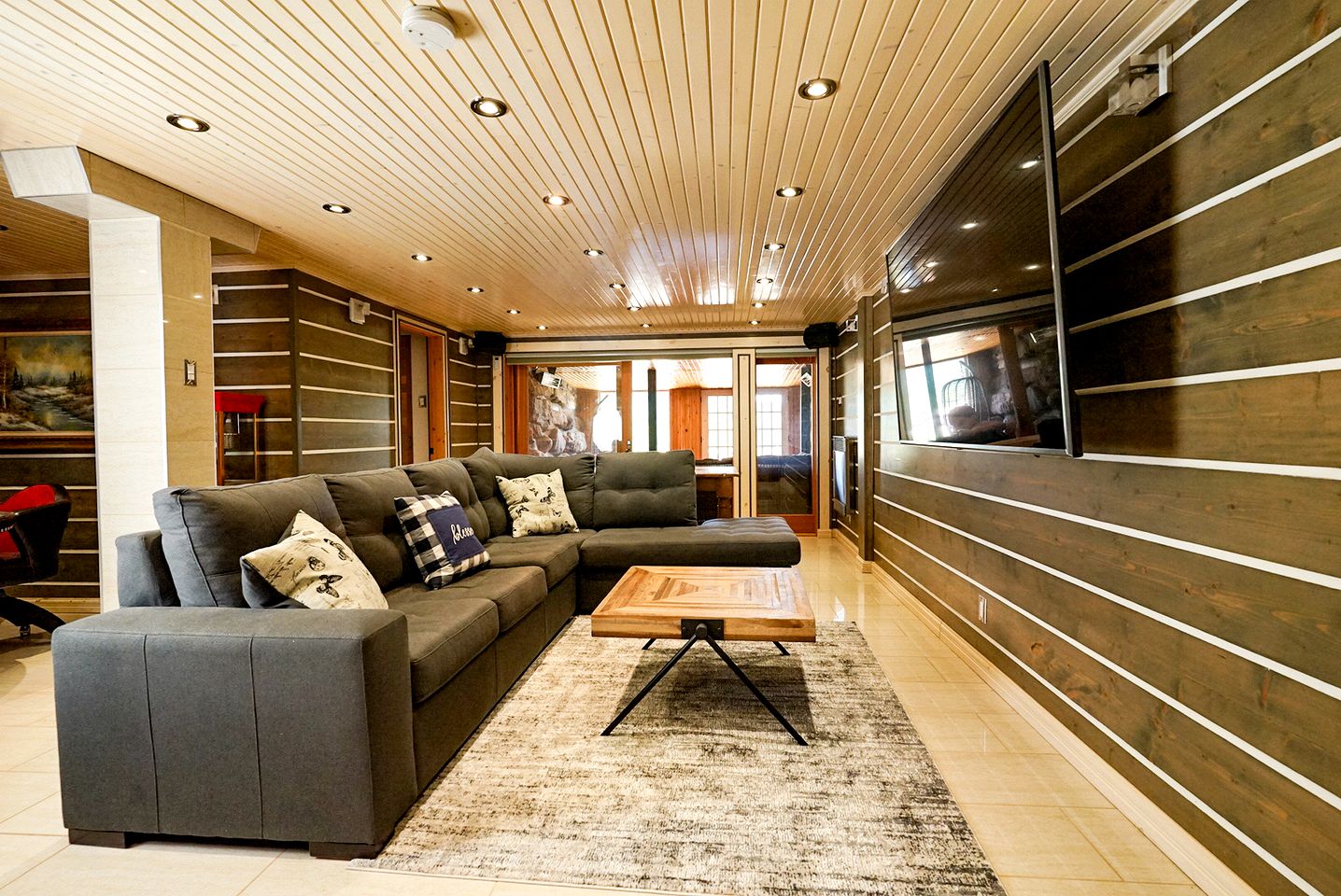 Spectacular Equipped Cottage with Pool, Jacuzzi and Poker Table in Quebec