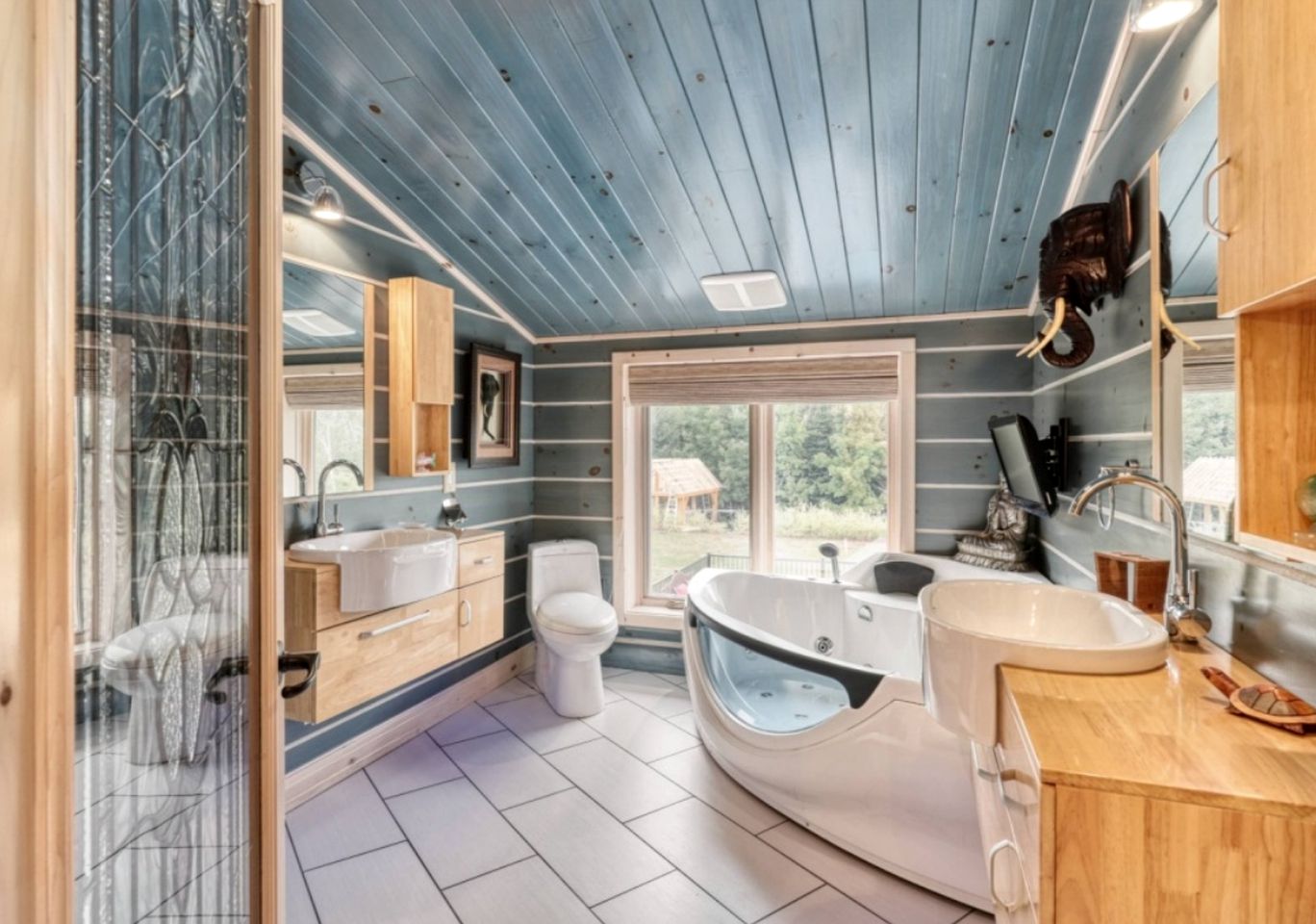 Spectacular Equipped Cottage with Pool, Jacuzzi and Poker Table in Quebec