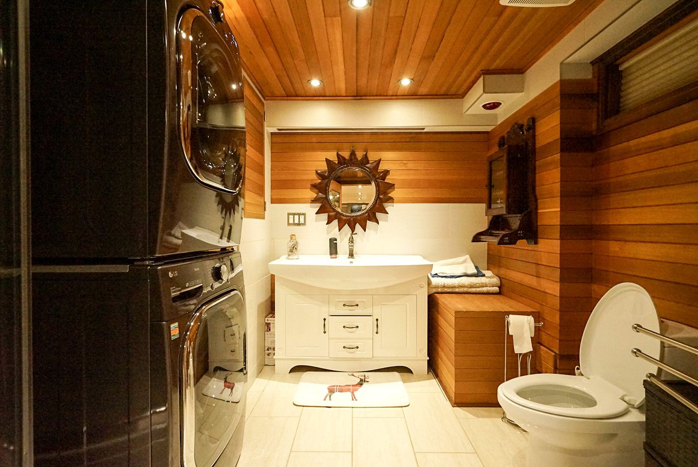 Spectacular Equipped Cottage with Pool, Jacuzzi and Poker Table in Quebec