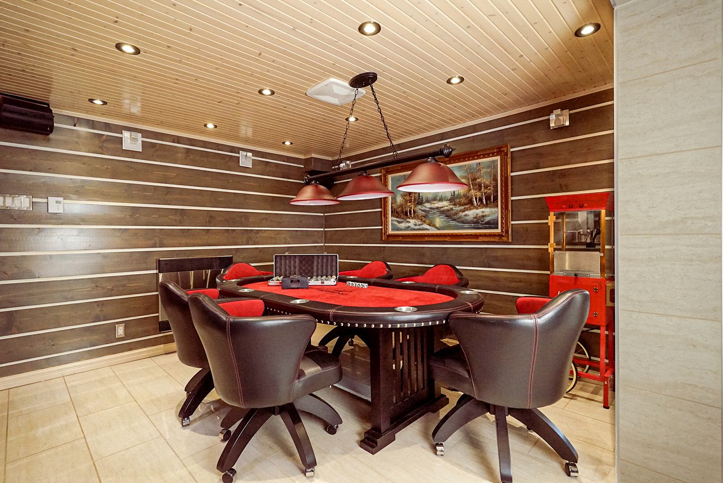 Spectacular Equipped Cottage with Pool, Jacuzzi and Poker Table in Quebec