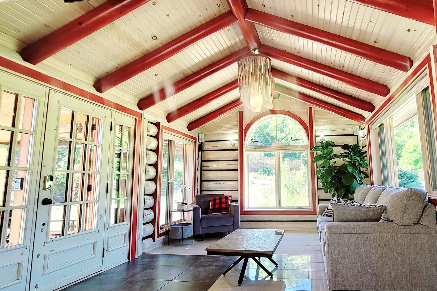 Spectacular Equipped Cottage with Pool, Jacuzzi and Poker Table in Quebec