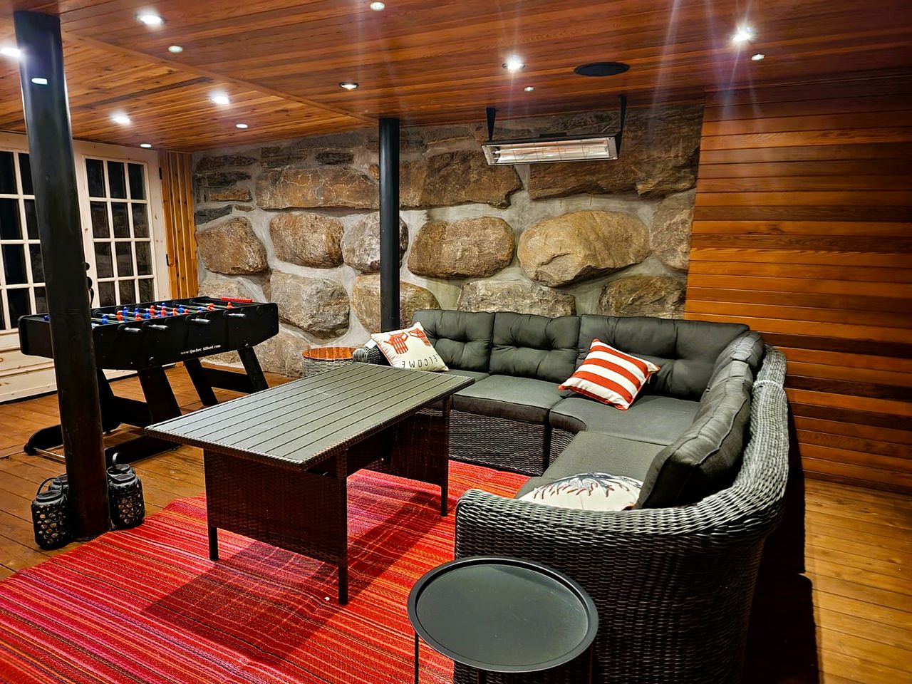 Spectacular Equipped Cottage with Pool, Jacuzzi and Poker Table in Quebec