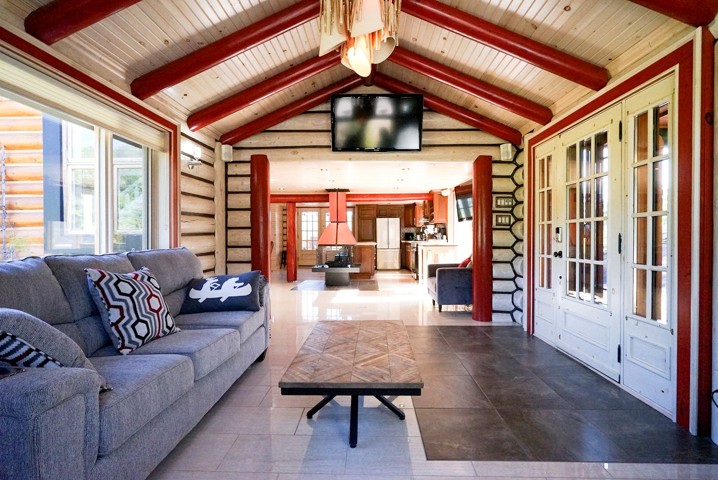 Spectacular Equipped Cottage with Pool, Jacuzzi and Poker Table in Quebec