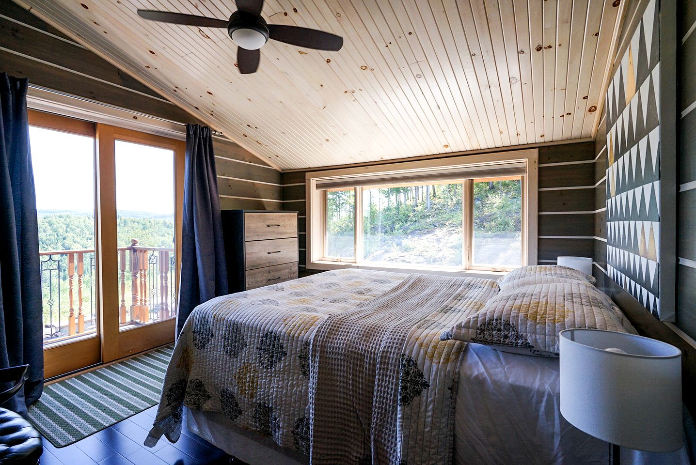 Spectacular Equipped Cottage with Pool, Jacuzzi and Poker Table in Quebec