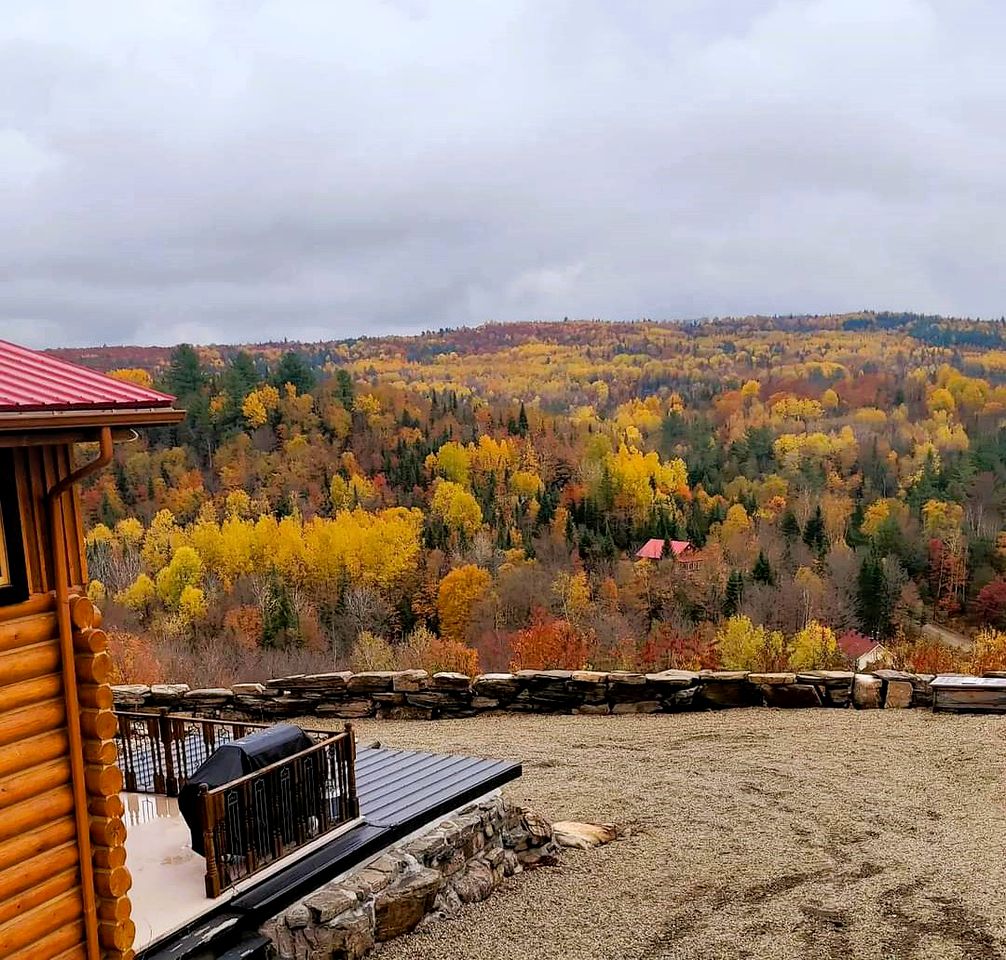 Spectacular Equipped Cottage with Pool, Jacuzzi and Poker Table in Quebec
