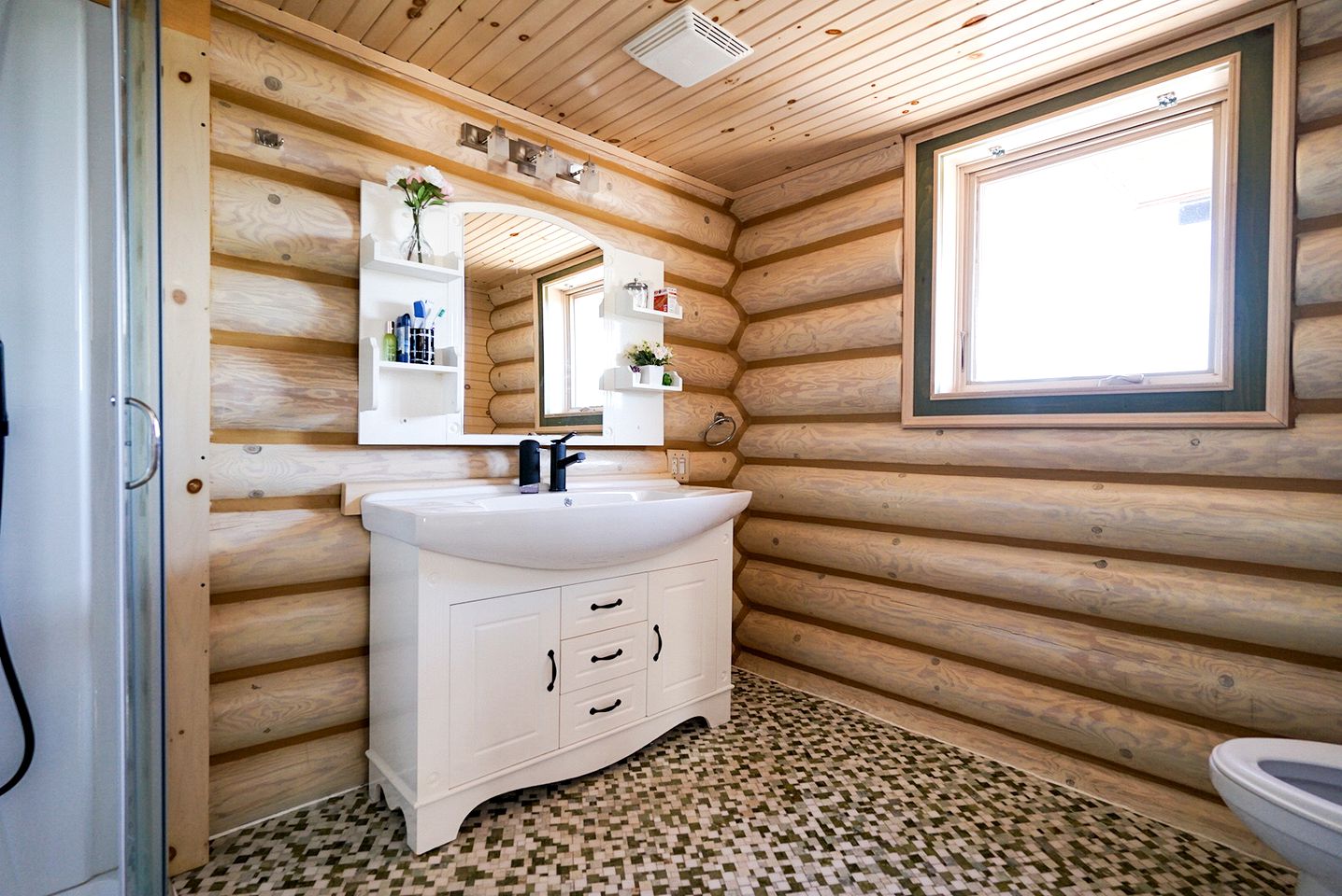 Spectacular Equipped Cottage with Pool, Jacuzzi and Poker Table in Quebec