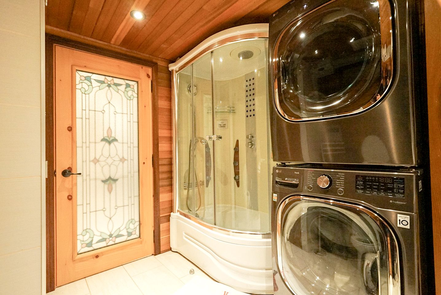 Spectacular Equipped Cottage with Pool, Jacuzzi and Poker Table in Quebec